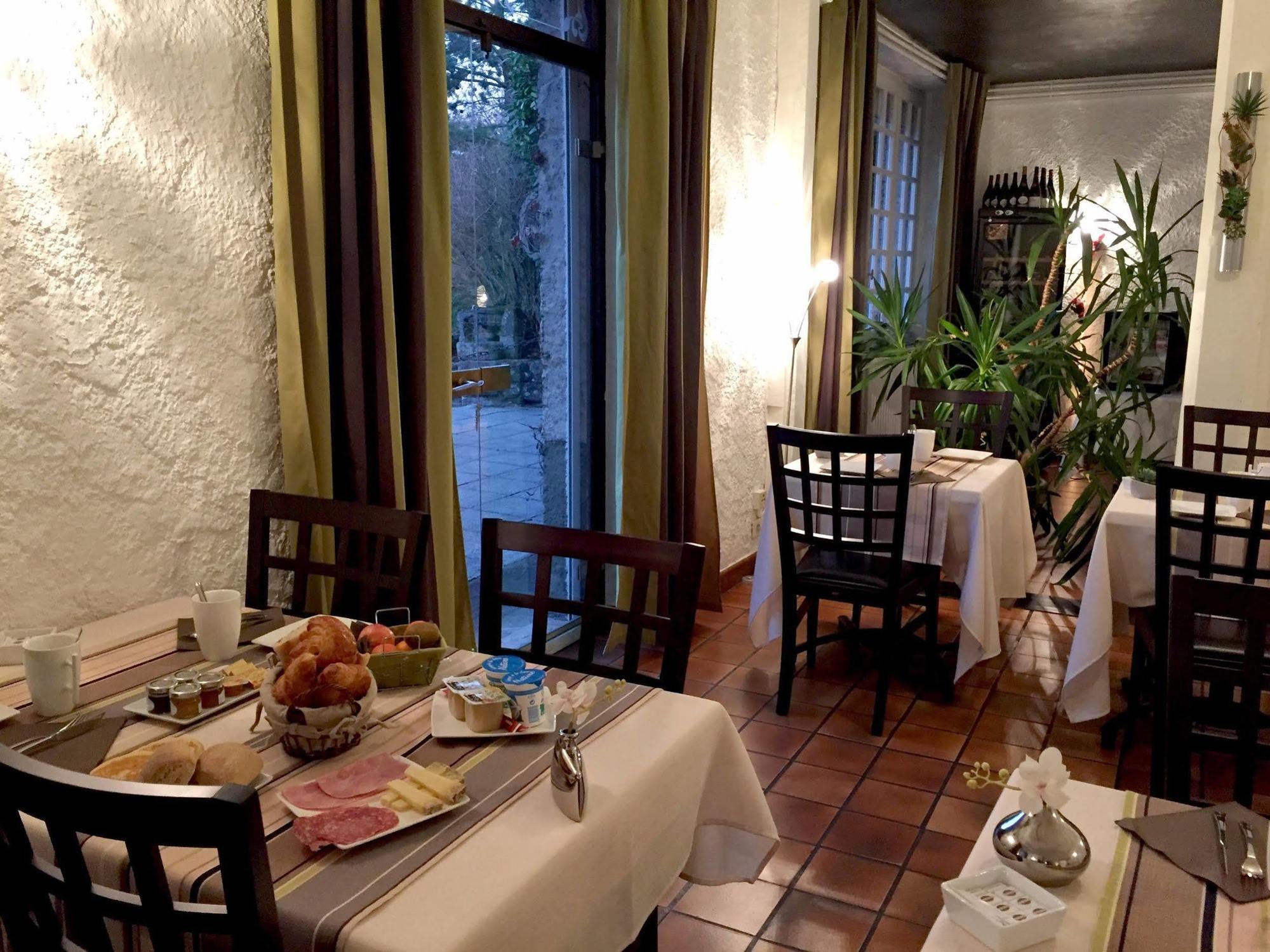 Hotel Logis La Thomasse Aurillac Exterior foto