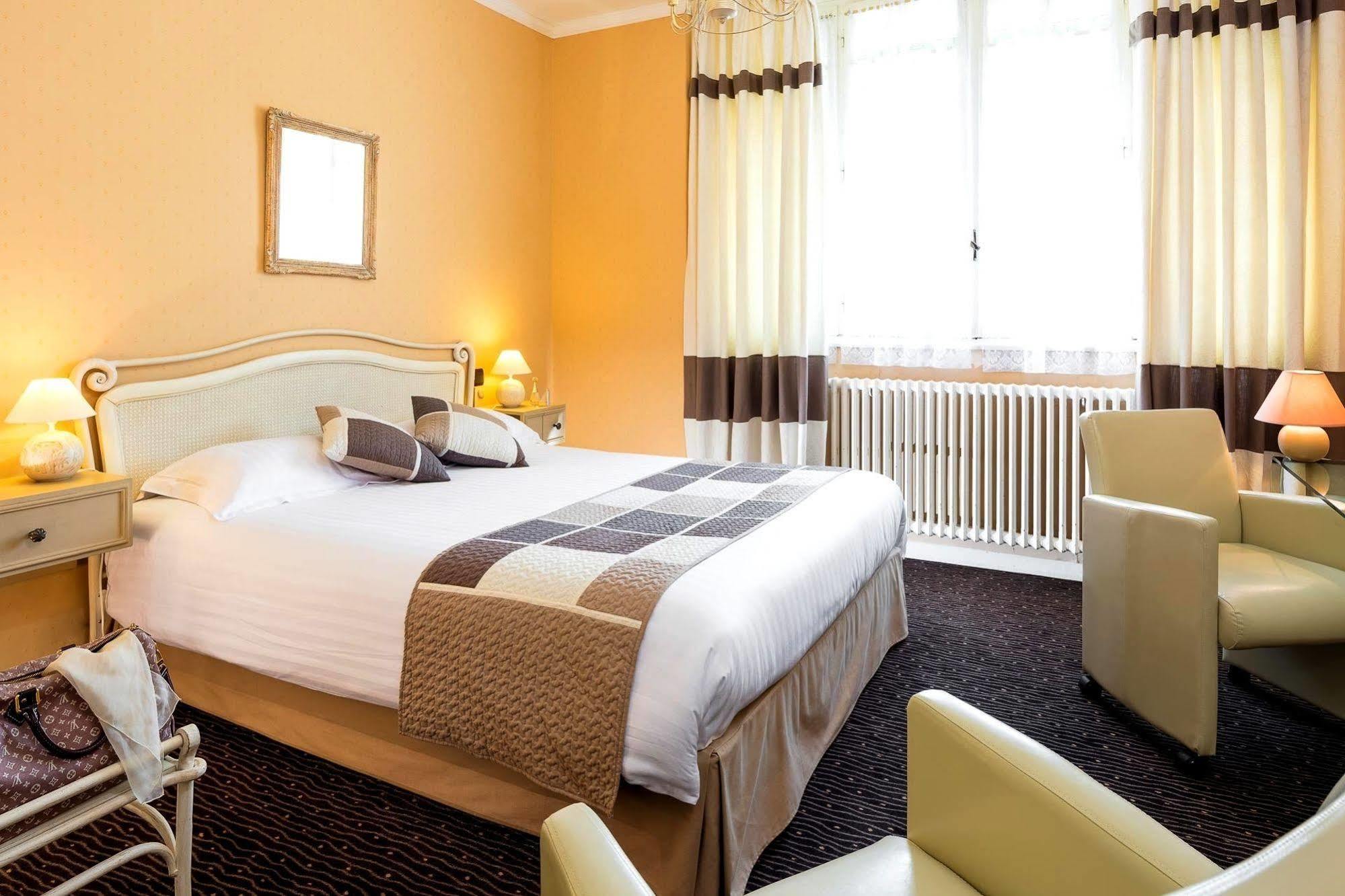 Hotel Logis La Thomasse Aurillac Exterior foto