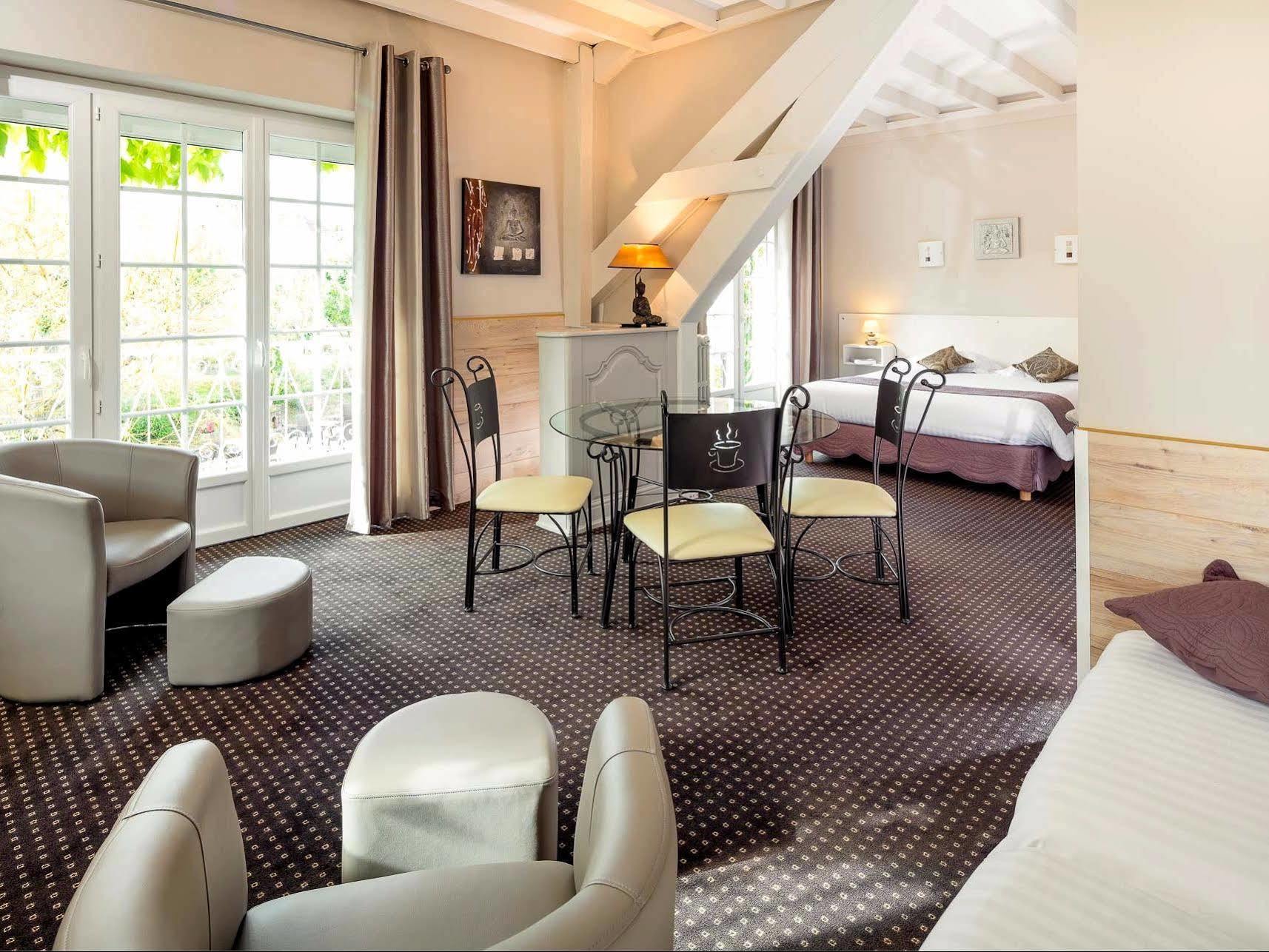 Hotel Logis La Thomasse Aurillac Exterior foto